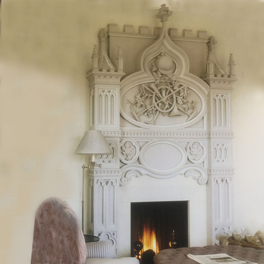 Камин в готическом стиле