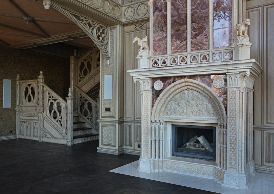 Неоготический стиль каминная дверь