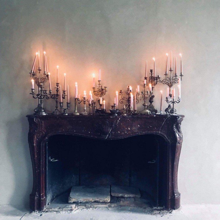 Камин в интерьере гостиной