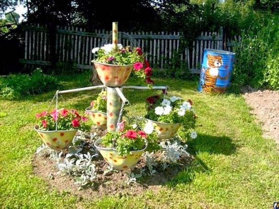 Красивое украшение сада