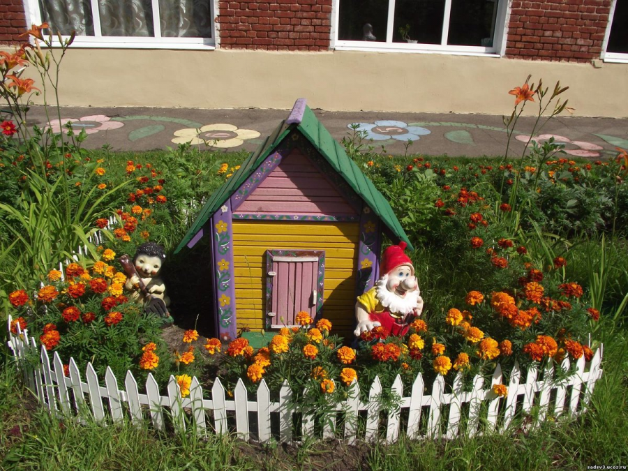 Украшение клумбы в детском саду