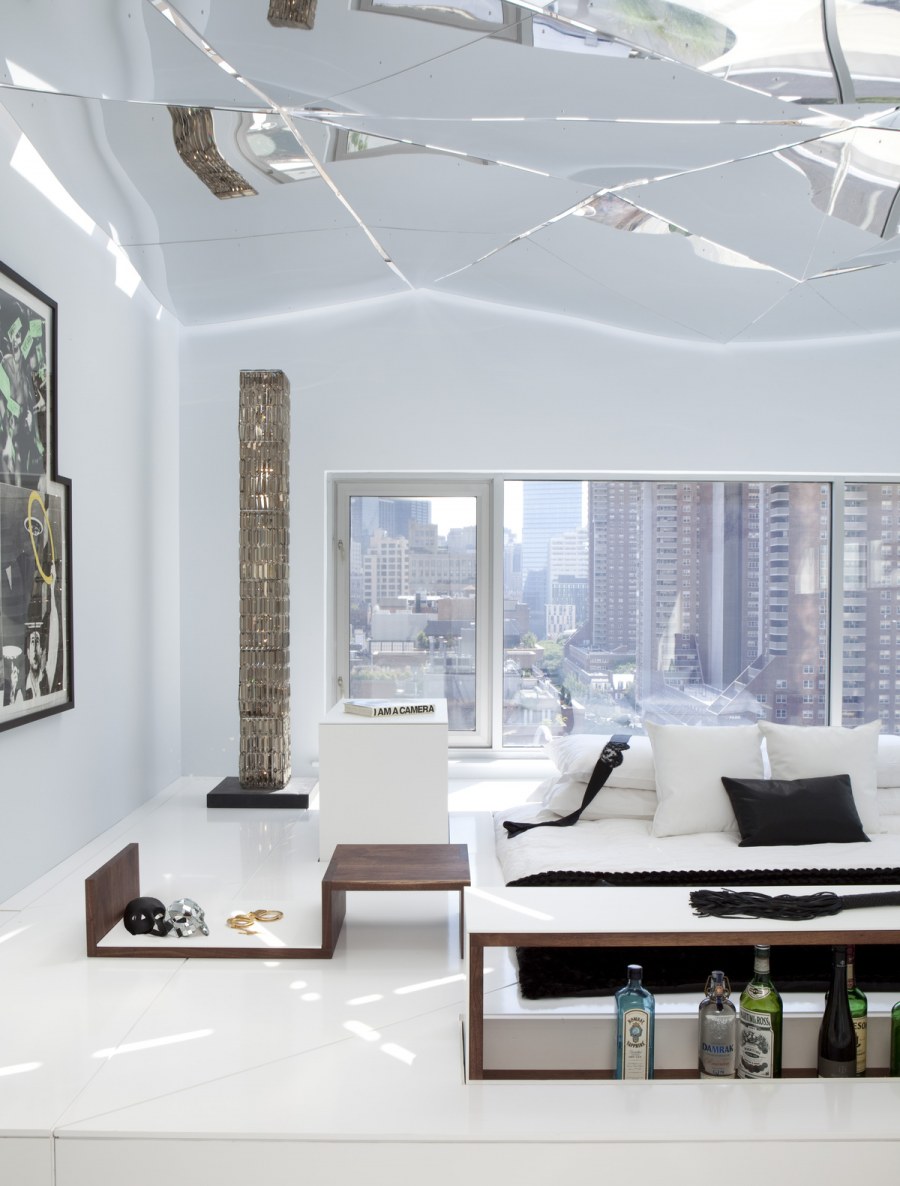 Зеркальный потолок в гостиной