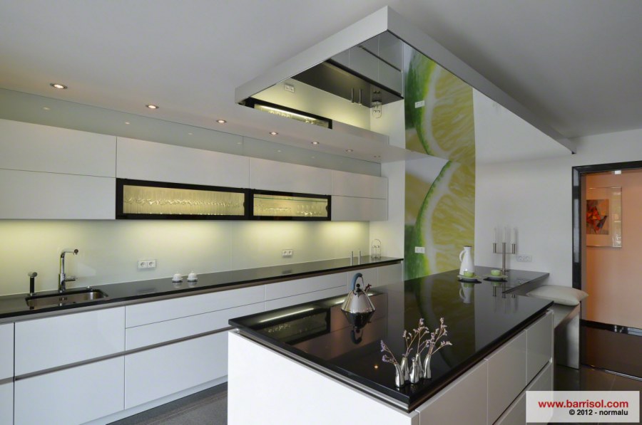 Натяжные потолки на кухню глянцевые зеркальные