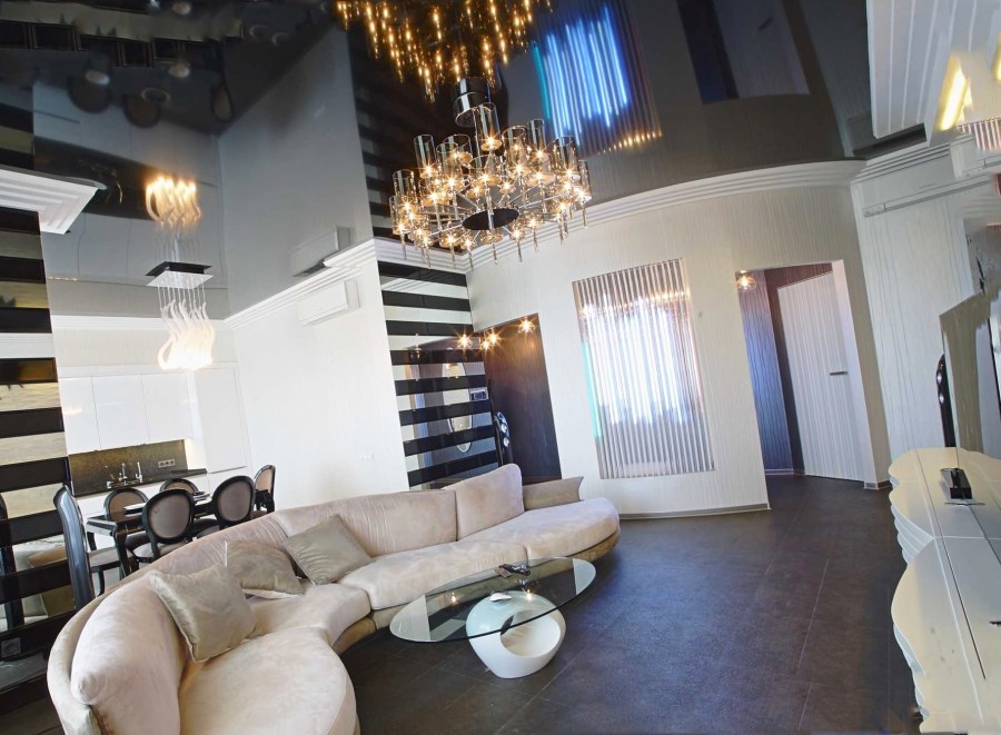 Глянцевый зеркальный потолок