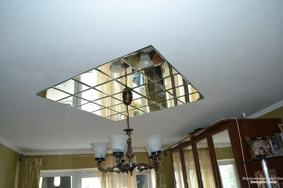 Натяжной потолок черный зеркальный