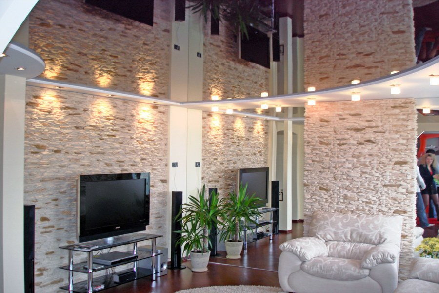 Зеркальный потолок в зале