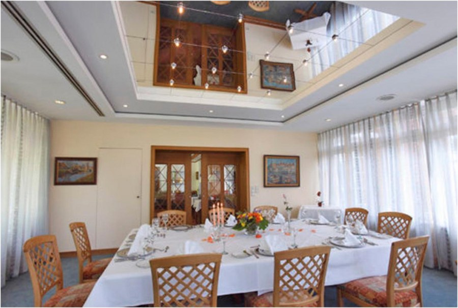 Зеркальный потолок в квартире