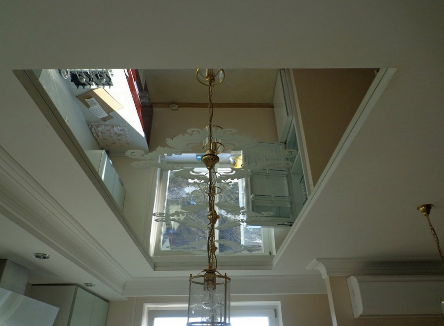 Зеркальные натяжные потолки на кухне