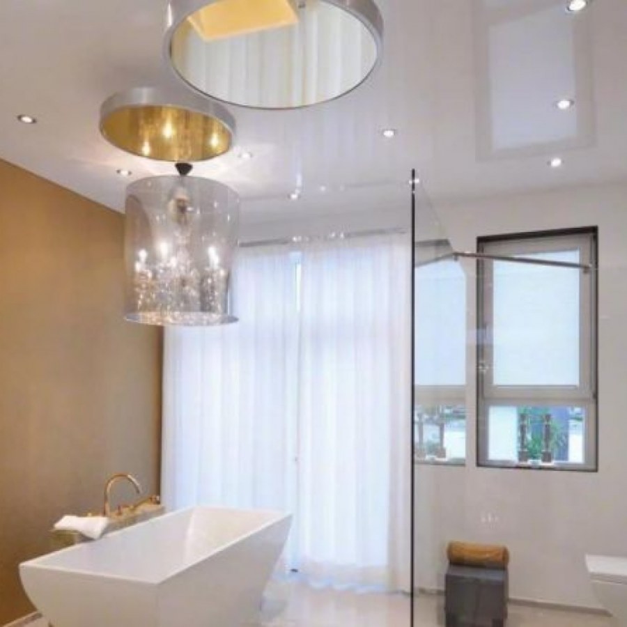 Глянцевый натяжной потолок в ванной