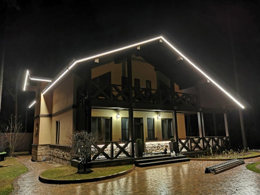 Подсветка фасада коттеджа