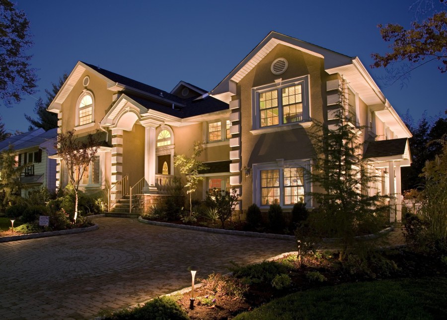 Подсветка фасада коттеджа