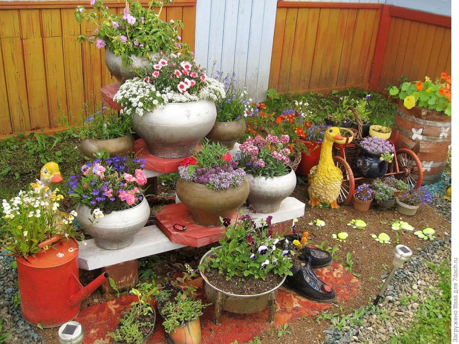 Простые и красивые клумбы своими руками