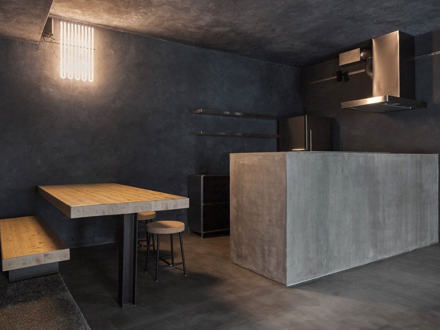 Бетонные стены в интерьере кабинет