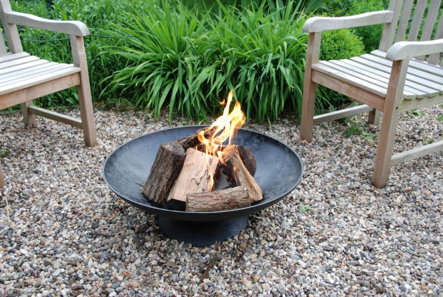 Костровая чаша на камнях