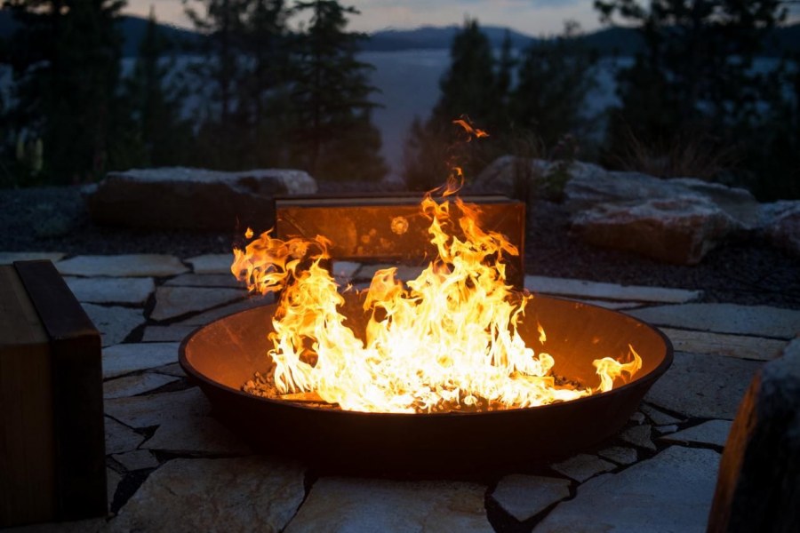 Костер во дворе