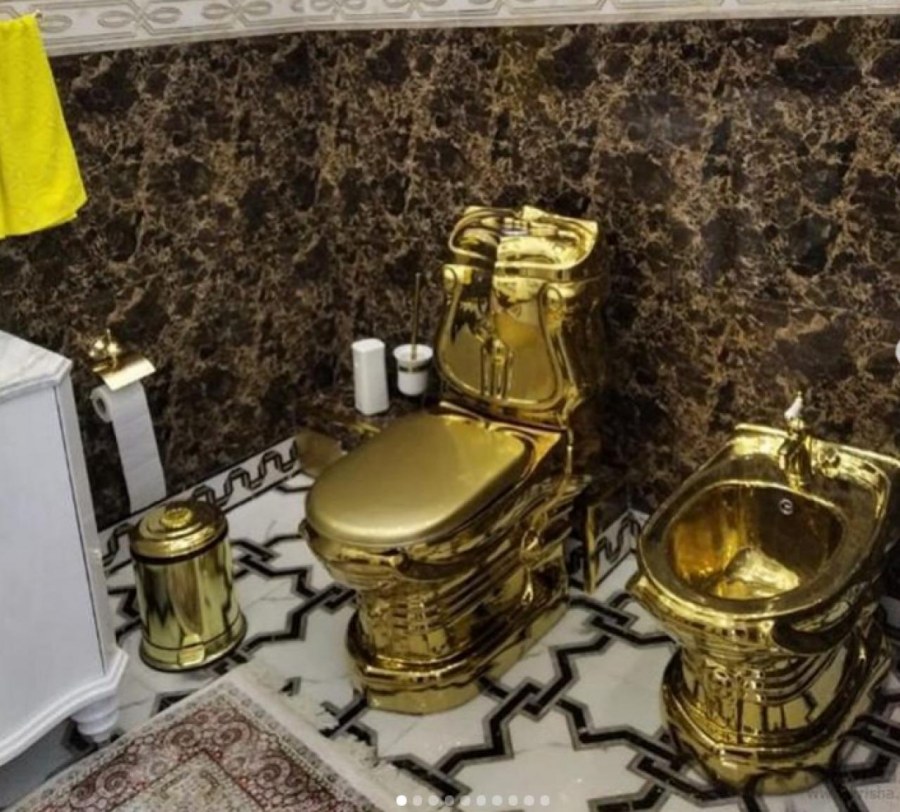 Золотой унитаз в интерьере