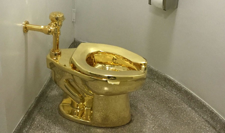 Золотой унитаз Маурицио Каттелана