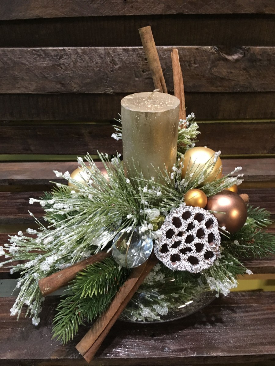 Композиция из еловых веток