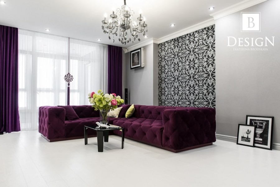 Белый зал с фиолетовым диваном