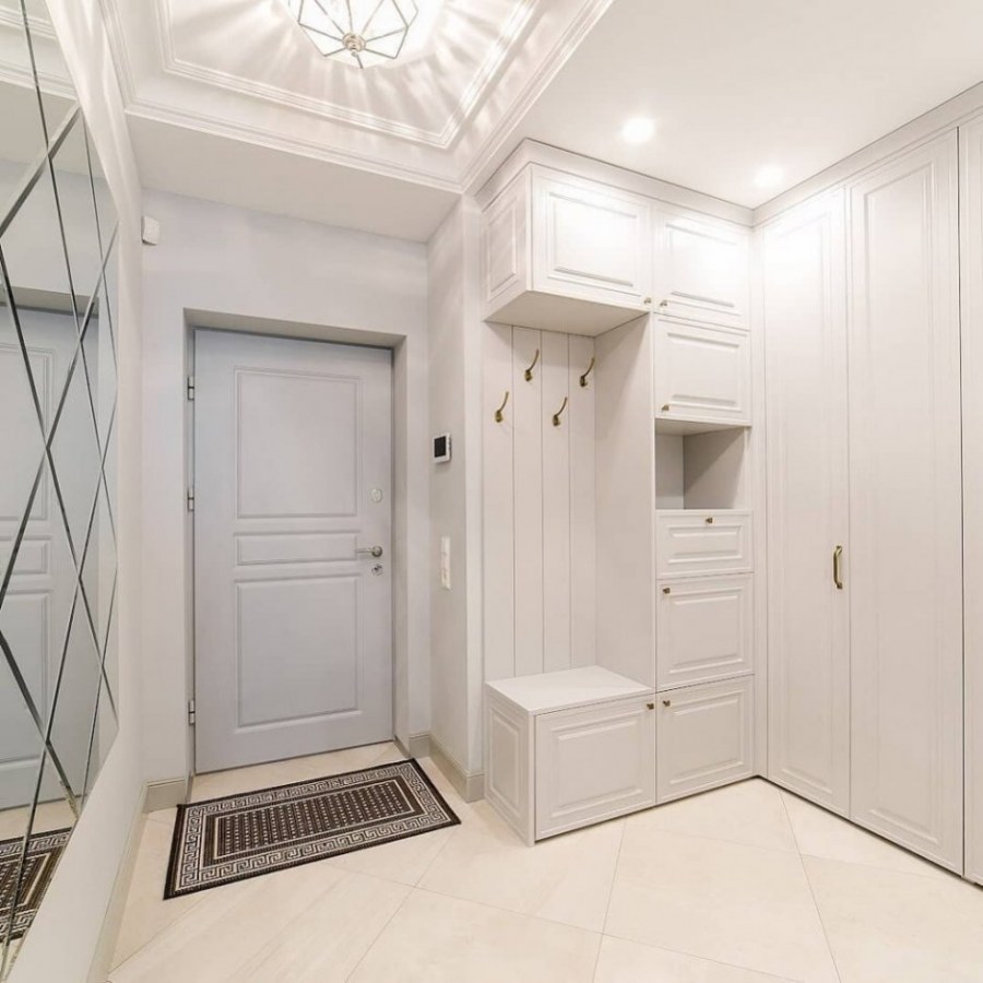 Прихожая в светлых тонах
