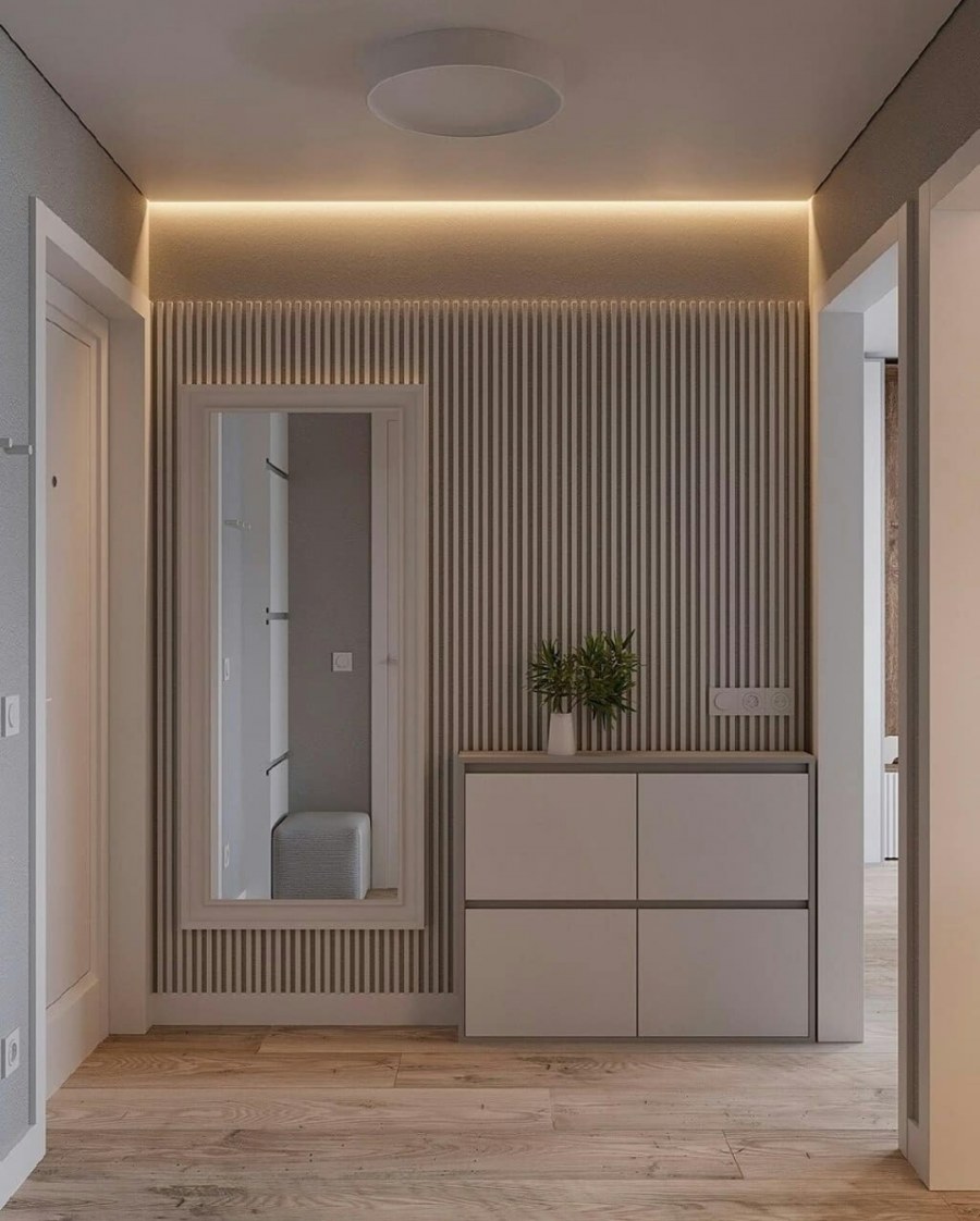 Маленькая бежевая прихожая