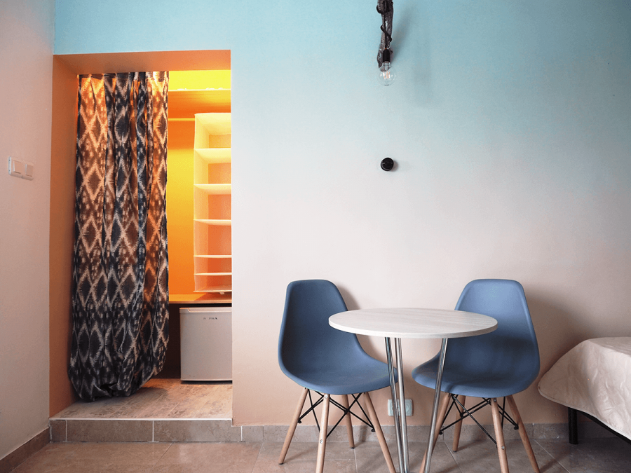 Градиентная стена в интерьере