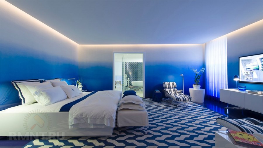 Синий потолок в интерьере