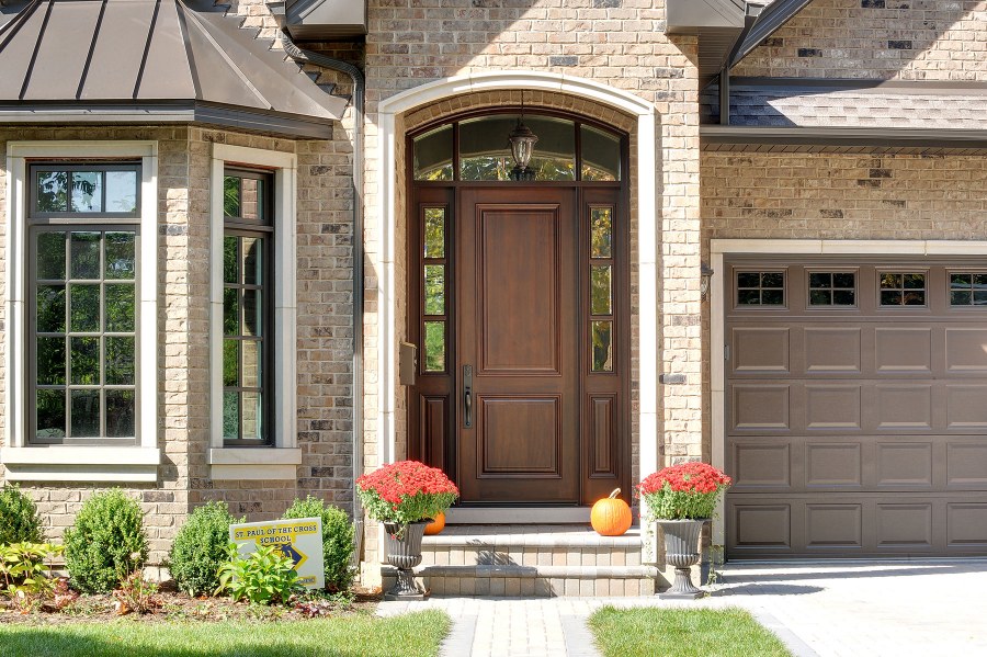 Входная дверь в частный дом