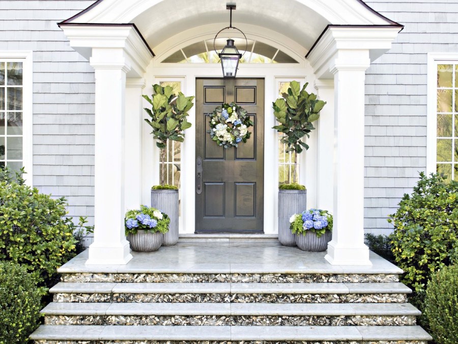 Крыльцо с колоннами