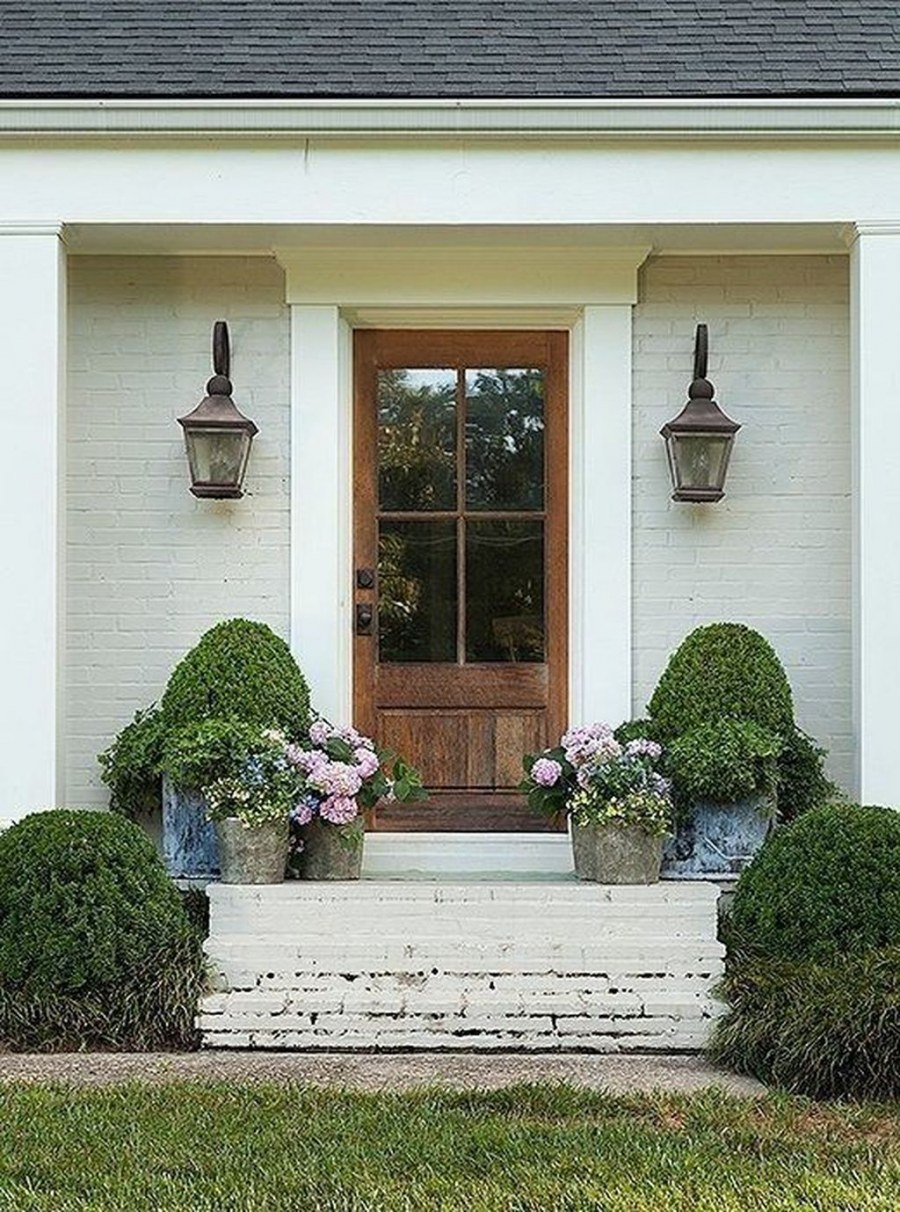 Клумба у крыльца