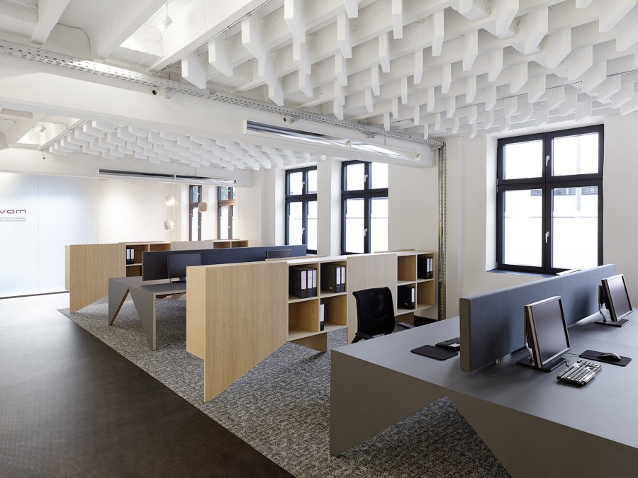 Офис в стиле лофт с потолком Армстронг