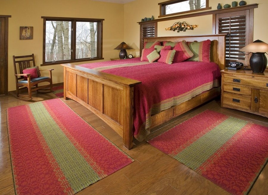 Ковер под кроватью в спальне