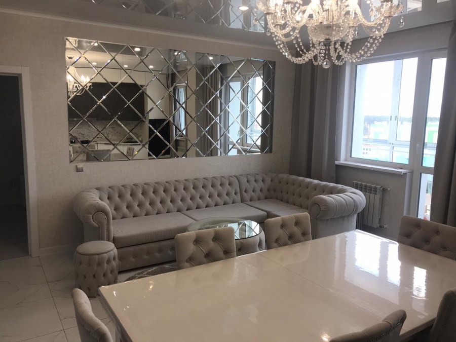 Зеркальная плитка в гостиной