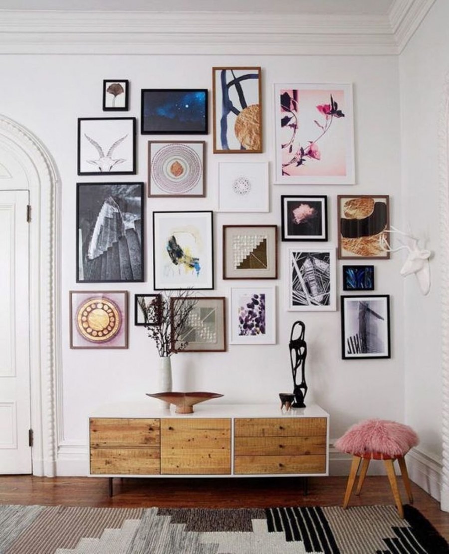 Рамки на стене в интерьере