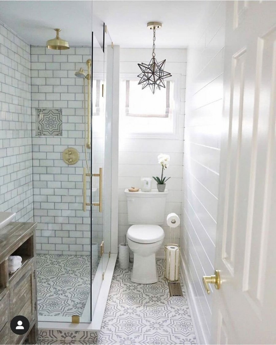 Узкая ванная комната с душевой