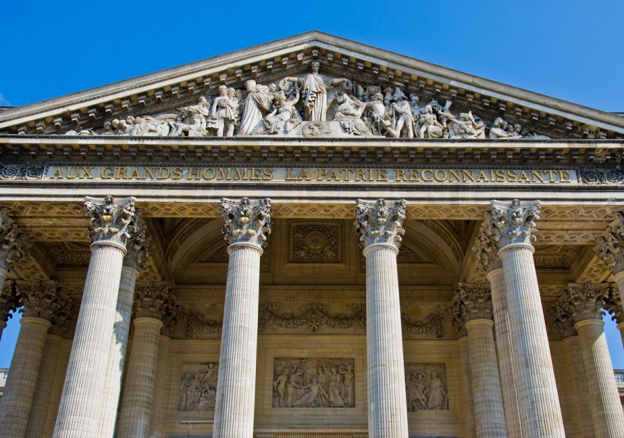 Фронтон пантеона в Париже