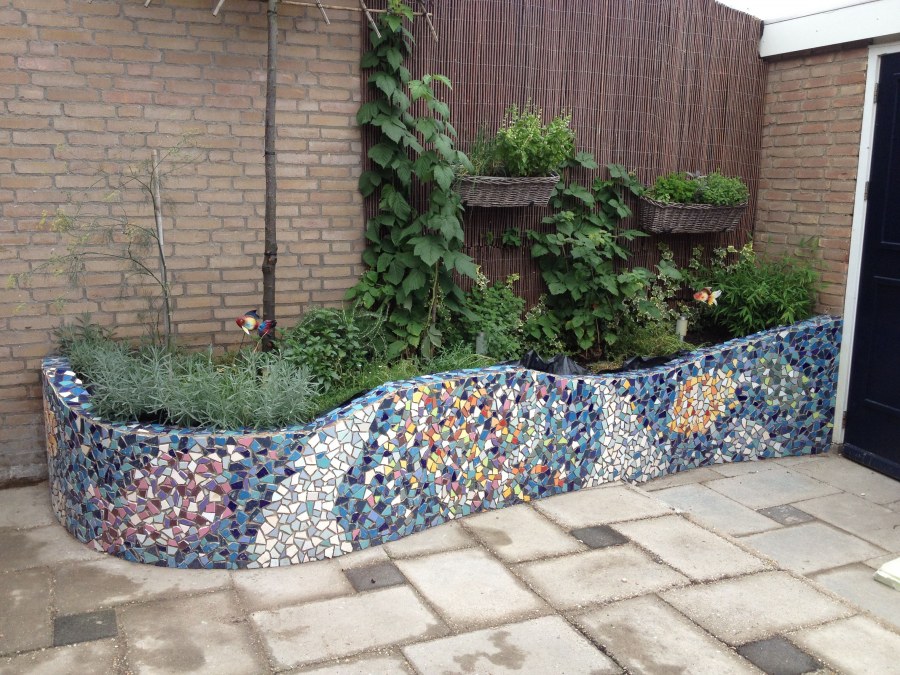 Клумба из плитки