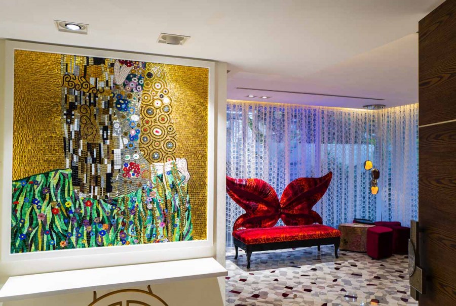 Панно из мозаики в интерьере гостиной