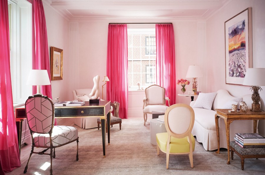 Розовые шторы в интерьере большая комната