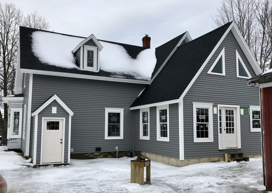 Дом с коричневой крышей