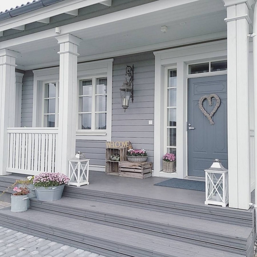 Серый дом с террасой