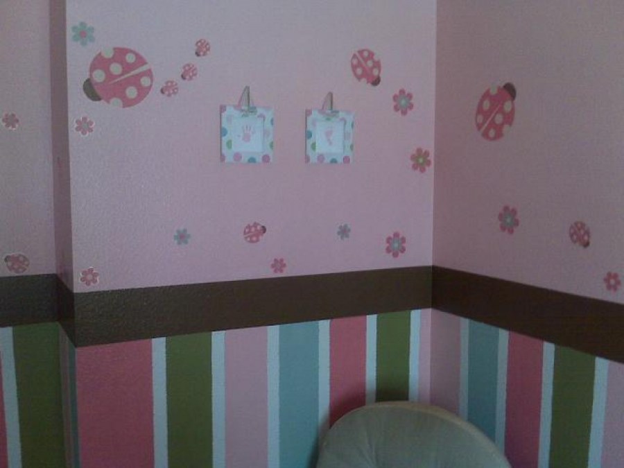 Варианты наклейки обоев двух видов в детской