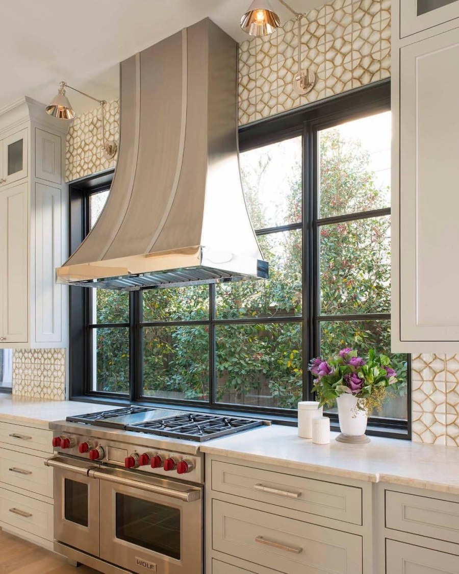 Газовая плита у окна в интерьере кухни (69 фото) - красивые картинки и .