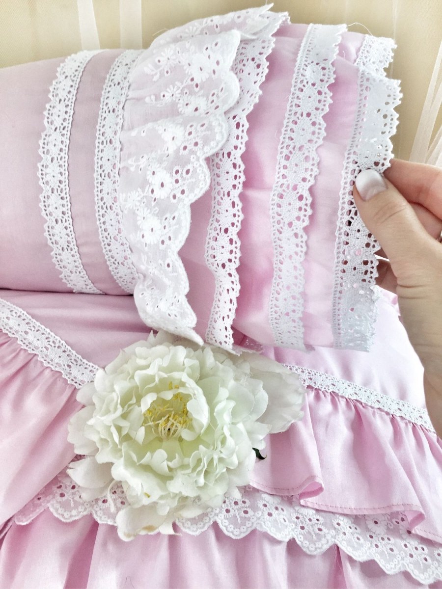 Постельное белье с шитьем и кружевом