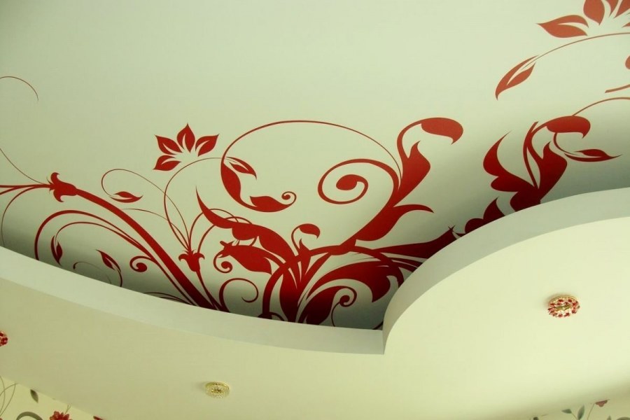 Преимущества натяжных потолков