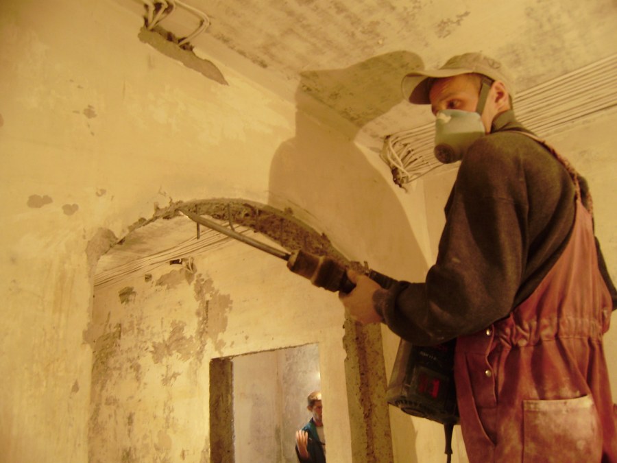 Стена прорезана