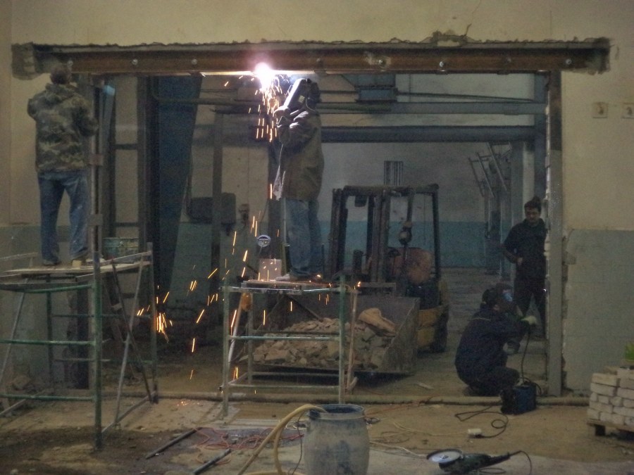 Пробивка дверного проема в монолитной стене