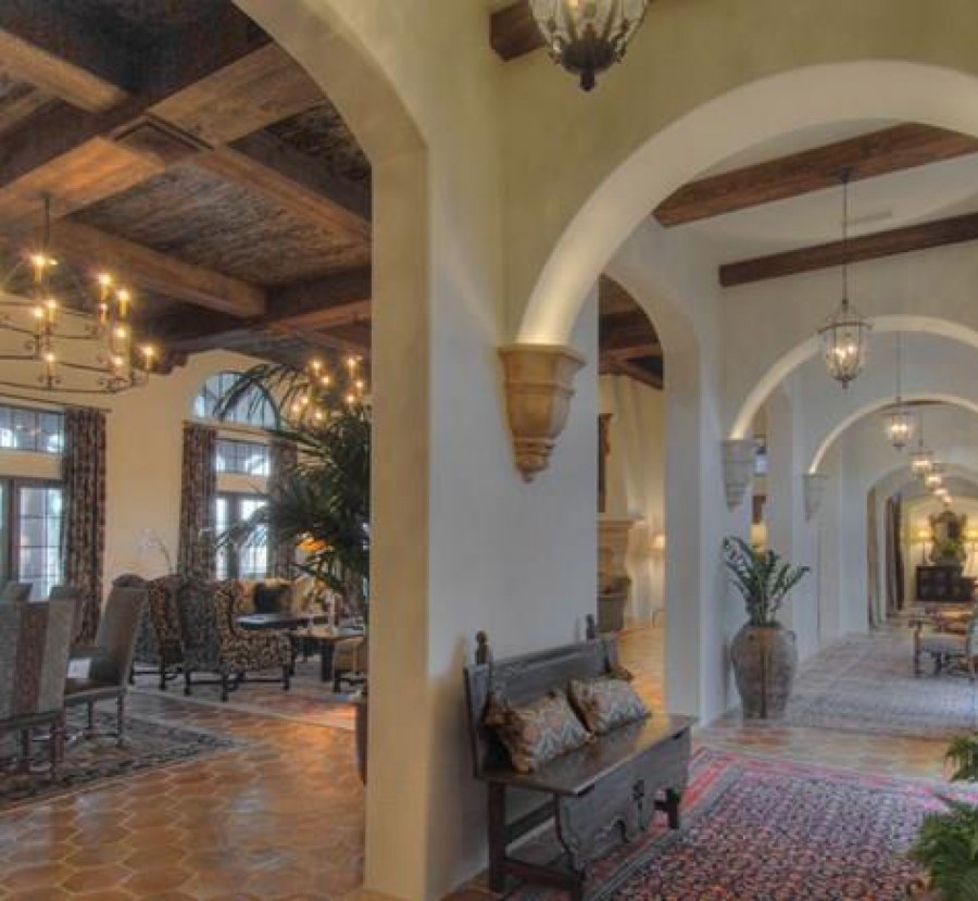Богатый колониальный испанский дом изнутри