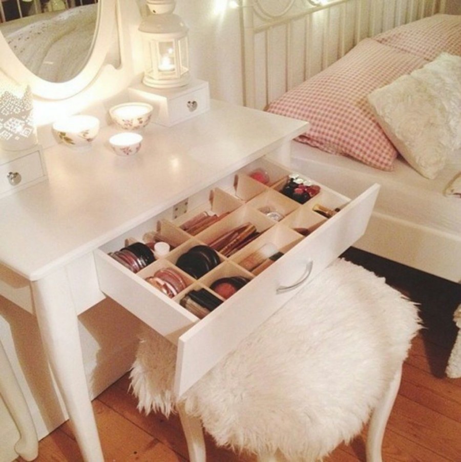Столик для косметики в спальне