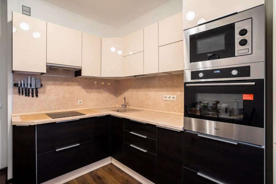 Кухонный гарнитур светлый верх темный низ